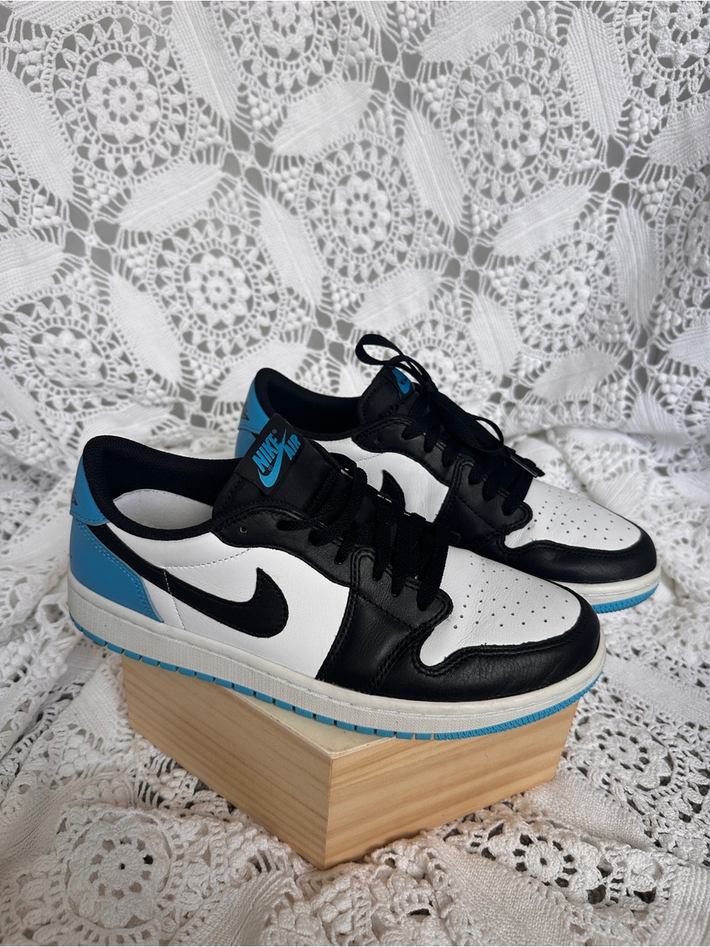 Air Jordan 1 Retro Low OG 'Dark Powder Blue / UNC' (CZ0790-104) Womenโs Size 9